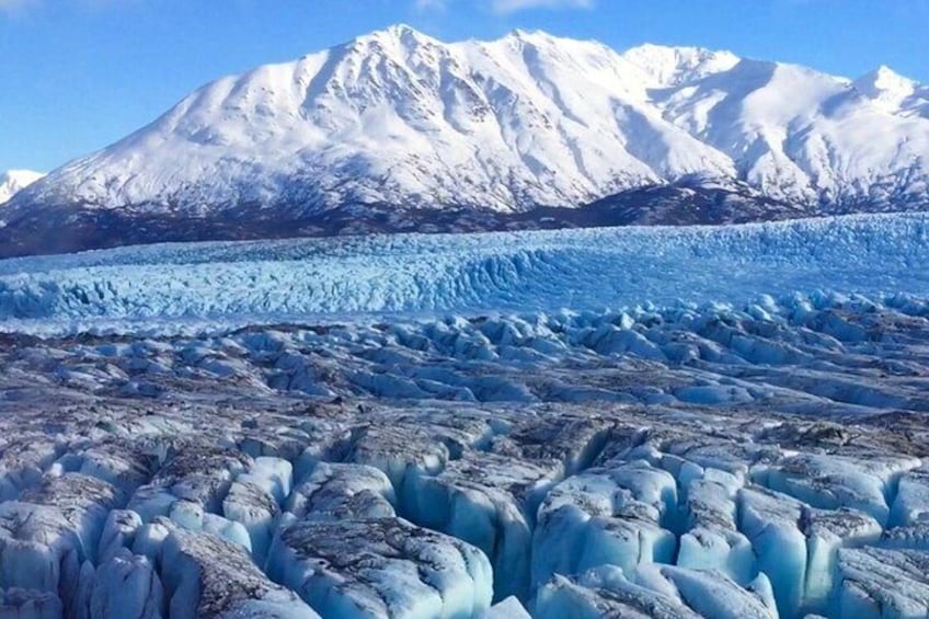 En glaciär med ett berg i bakgrunden. 2