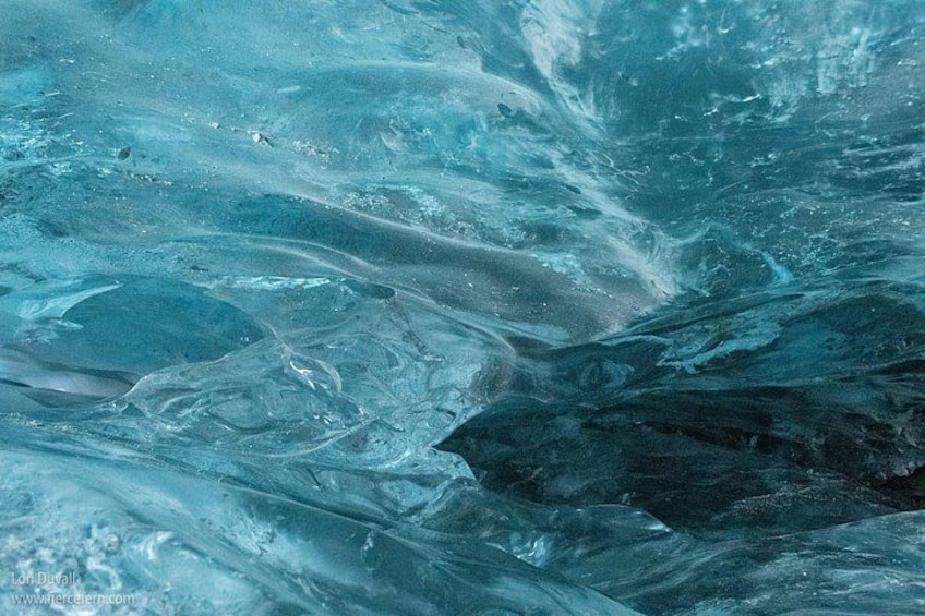 Un gros plan de la glace, révélant des motifs et des textures complexes. 1