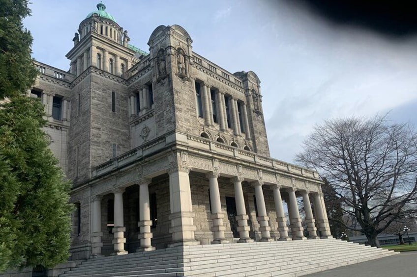 Ein großes Gebäude aus Stein mit Säulen und einer Kuppel. 5