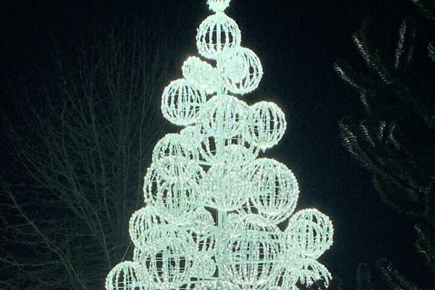 Un árbol de Navidad con adornos esféricos. 2