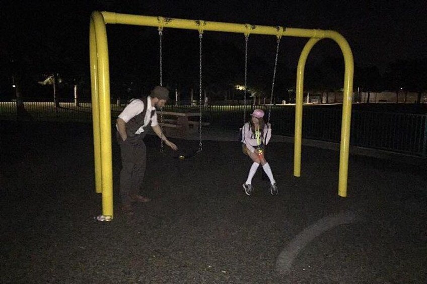 Una persona en un columpio durante la noche. 2