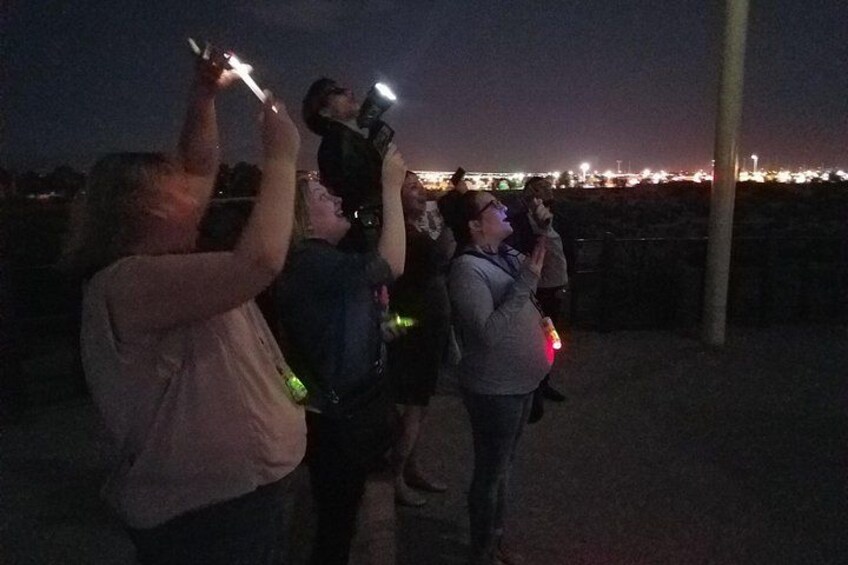Mensen die licht vasthouden, mogelijk tijdens een evenement 's nachts. 2