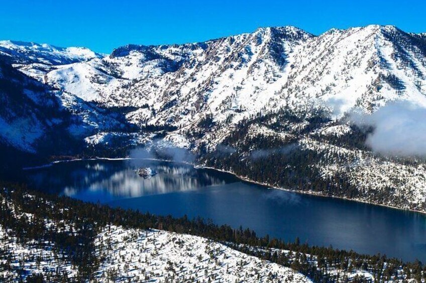 Una cordillera nevada, un lago y una zona boscosa. 2