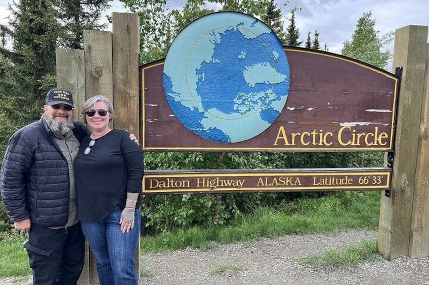 Un panneau indiquant le cercle polaire arctique, accompagné d’une carte de la région arctique. 2