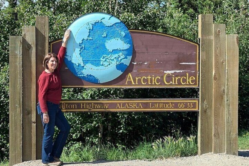 Un panneau représentant un globe et portant l’inscription « Cercle arctique » et « Latitude de l’Alaska : 66°33’ ». 4