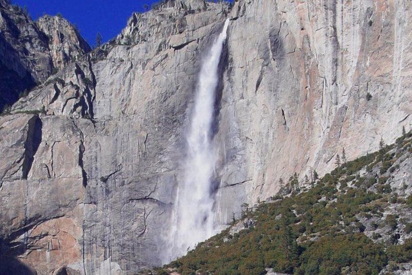 Une cascade d’eau se précipitant le long d’une falaise rocheuse. 4