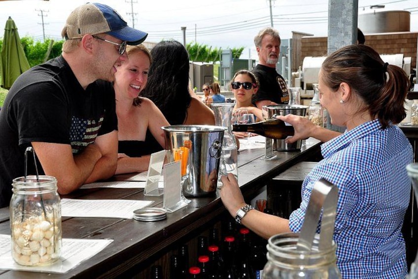 Een barscène waarin een bartender drankjes uitserveert aan gasten. 5