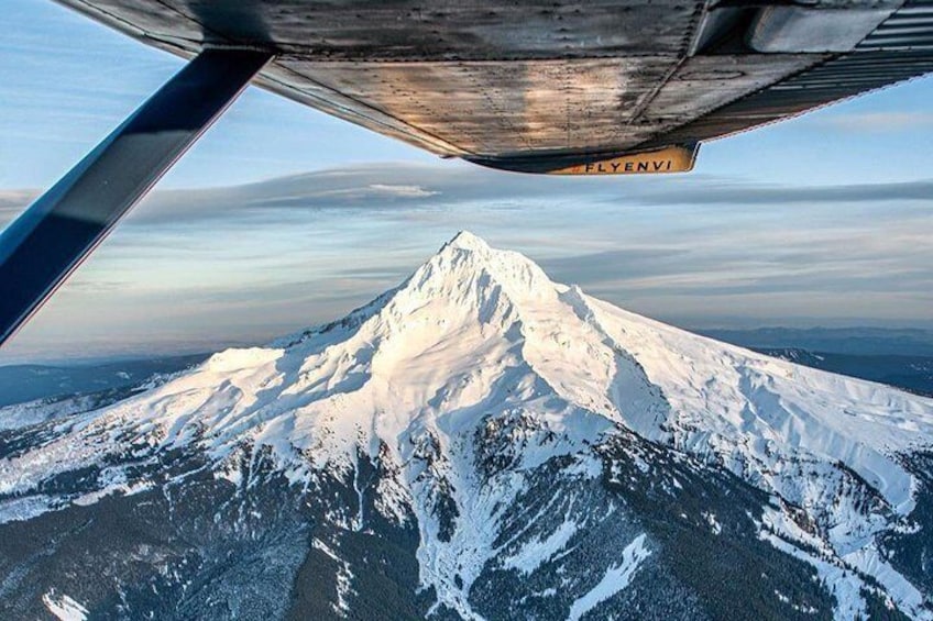 Cumbre nevada de una montaña vista desde la ventana de un avión. 1