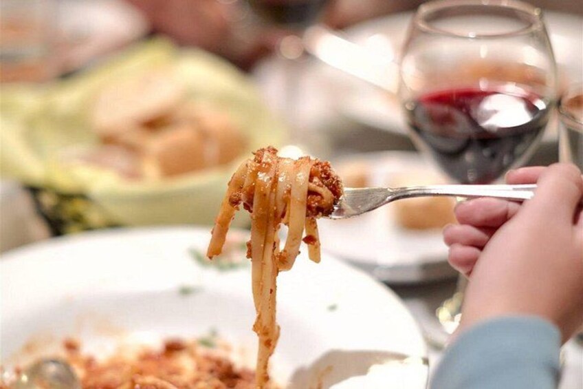 Una persona sosteniendo un tenedor con espagueti. 3