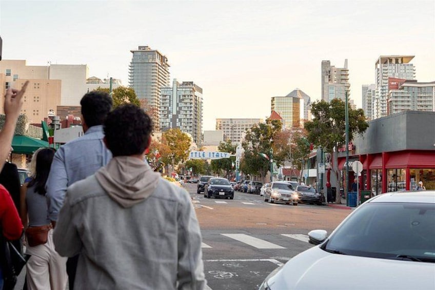 Una concurrida calle urbana con peatones, automóviles y edificios altos. 4
