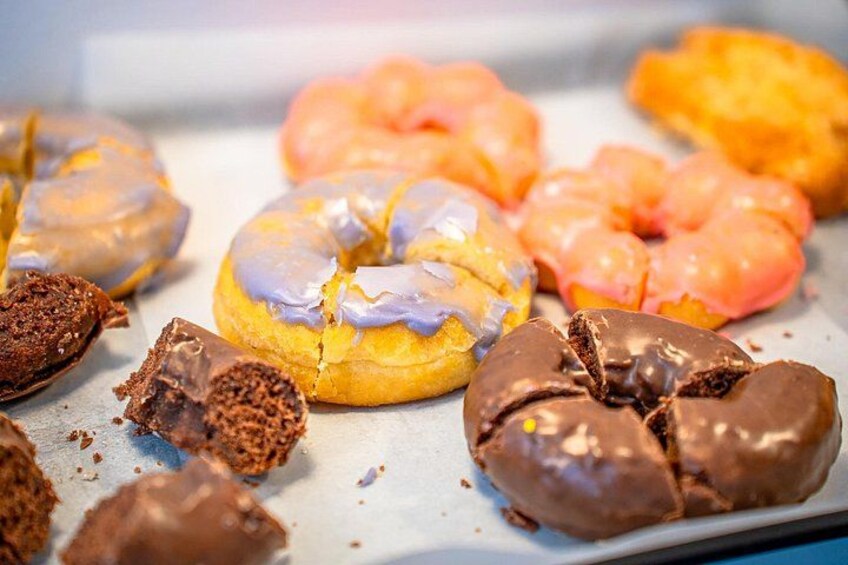 Ett urval av munkar på ett fat, inklusive chokladmunkar och munkar med glasyr. 5
