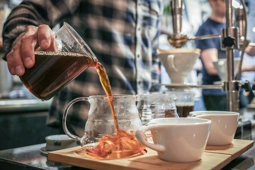 Une personne verse un liquide foncé dans une tasse. 4
