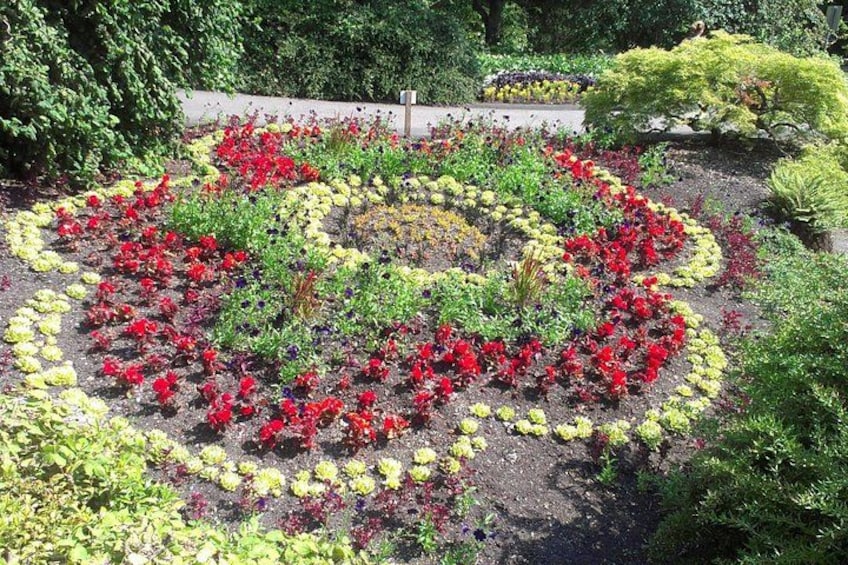 En have med en hjerteformet blomsterbed. 5