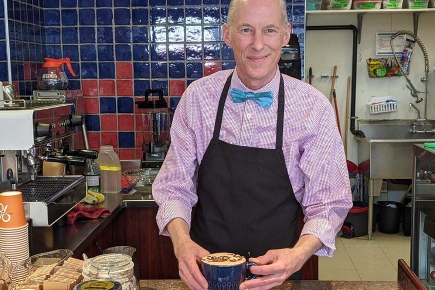 Une personne se trouve dans une cuisine et tient un récipient bleu. 3