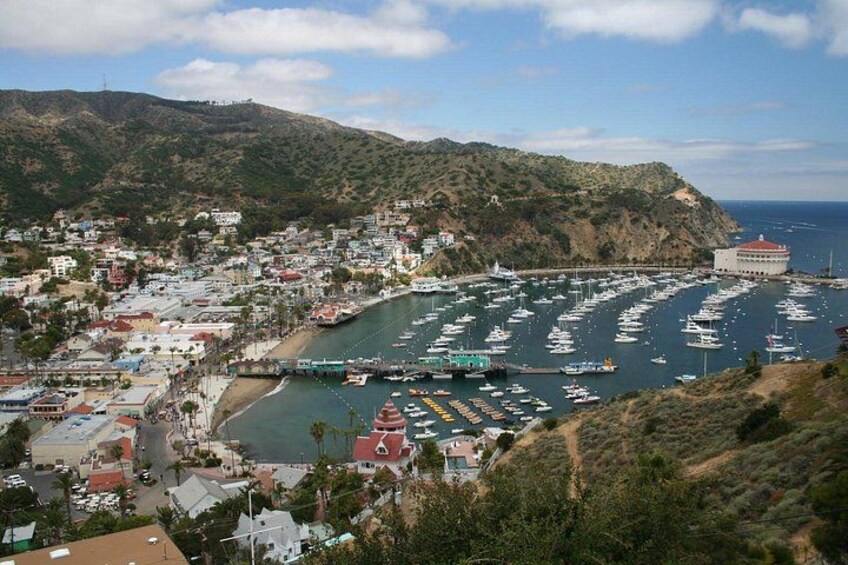 Une ville côtière dotée d’un port de plaisance, de bâtiments et d’un relief vallonné. 5