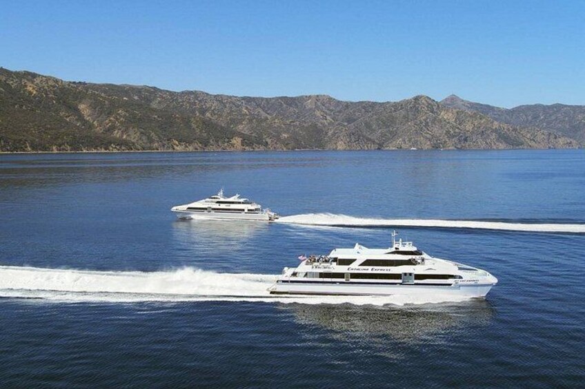 Deux yachts blancs sur un lac paisible, avec des montagnes en arrière-plan. 2