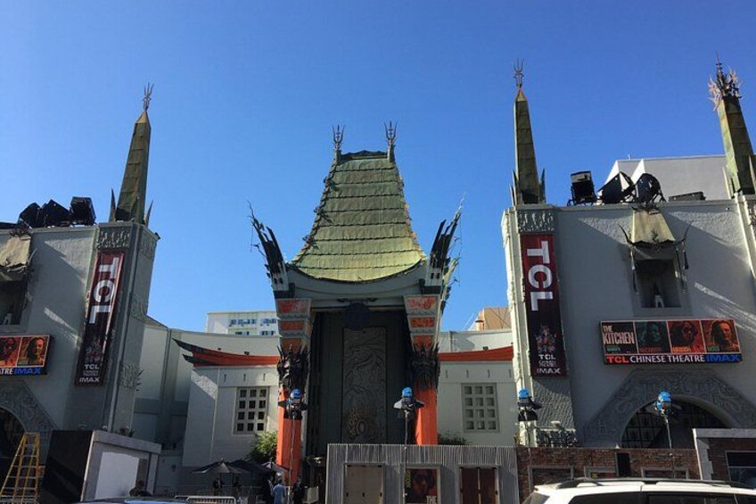 Un bâtiment doté d’un toit vert remarquable et de deux flèches, sur lequel on peut voir des enseignes pour TCL et le Chinese Theatre. 2