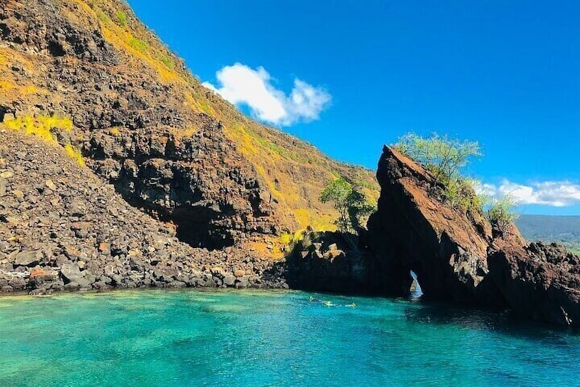Un paysage côtier avec une falaise rocheuse et une mer bleue et limpide. 4