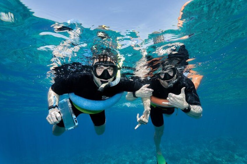 Dos personas haciendo buceo bajo el agua. 5