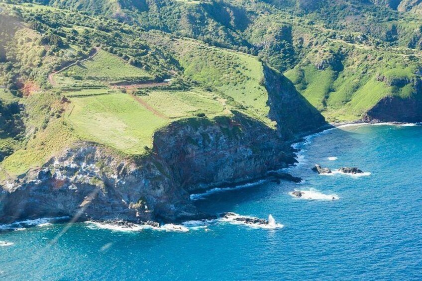 Un paisaje costero con acantilados, una playa y un mar azul cristalino. 3