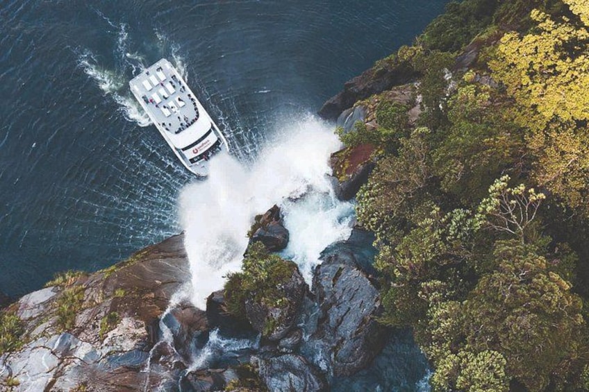 Ein Schiff fährt durch eine enge Wasserstraße zwischen steilen Felsen hindurch. 3