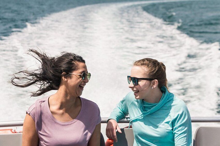 Deux personnes à bord d’un bateau, avec des vagues en arrière-plan. 2