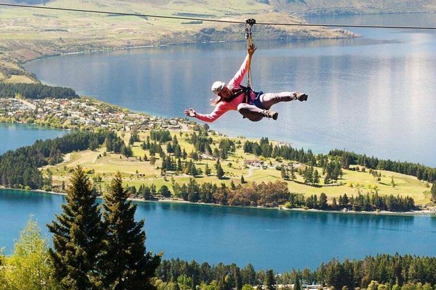Gaze at Lake Wakatipu as you fly 450m above Queenstown 2