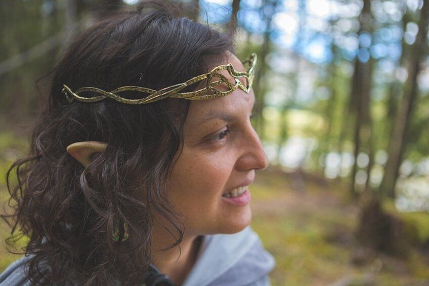 Eine Person mit Stirnband in einem Wald. 2
