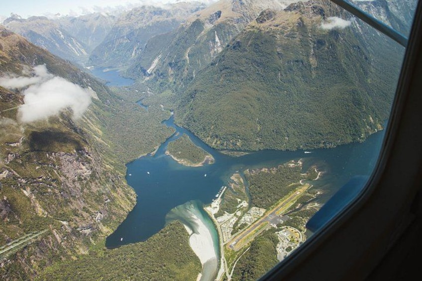 Un paysage montagneux avec un lac et des routes sinueuses. 4