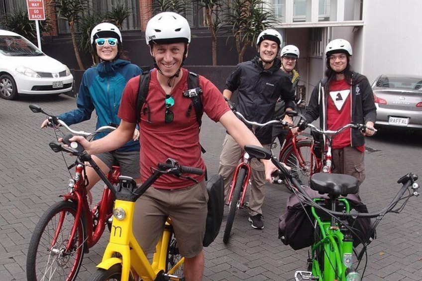 Un groupe de personnes à vélo sur un chemin goudronné. 2