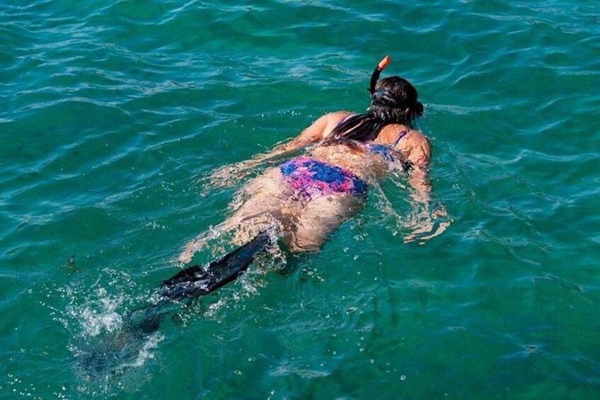 Una persona fa snorkeling in acque cristalline. 3
