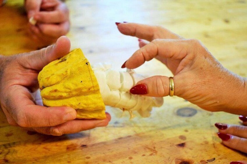 Manos sosteniendo un objeto amarillo y un objeto blanco, posiblemente alimentos. 2