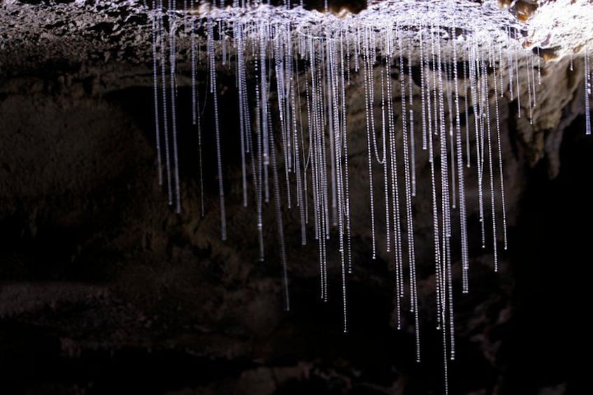 Eiszapfen hängen von einer Höhlen Decke. 4