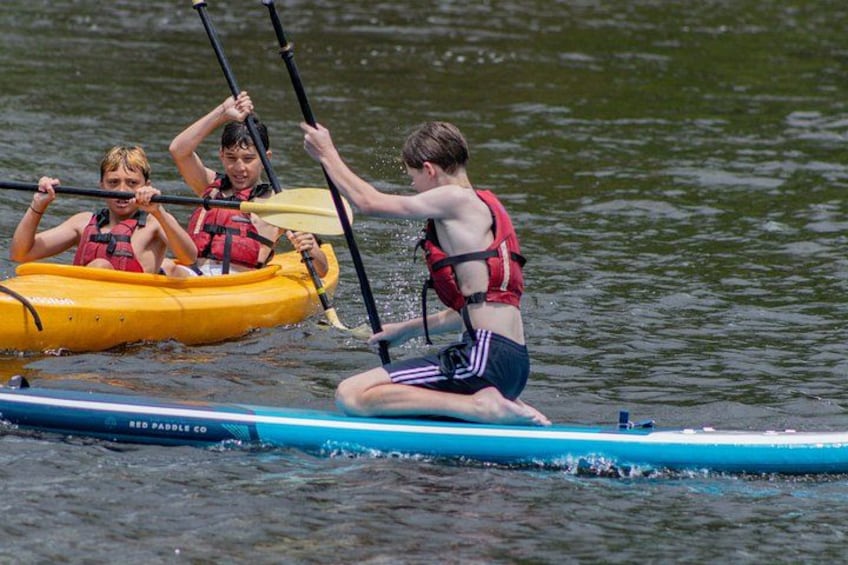 Personas haciendo kayak en aguas tranquilas. 3