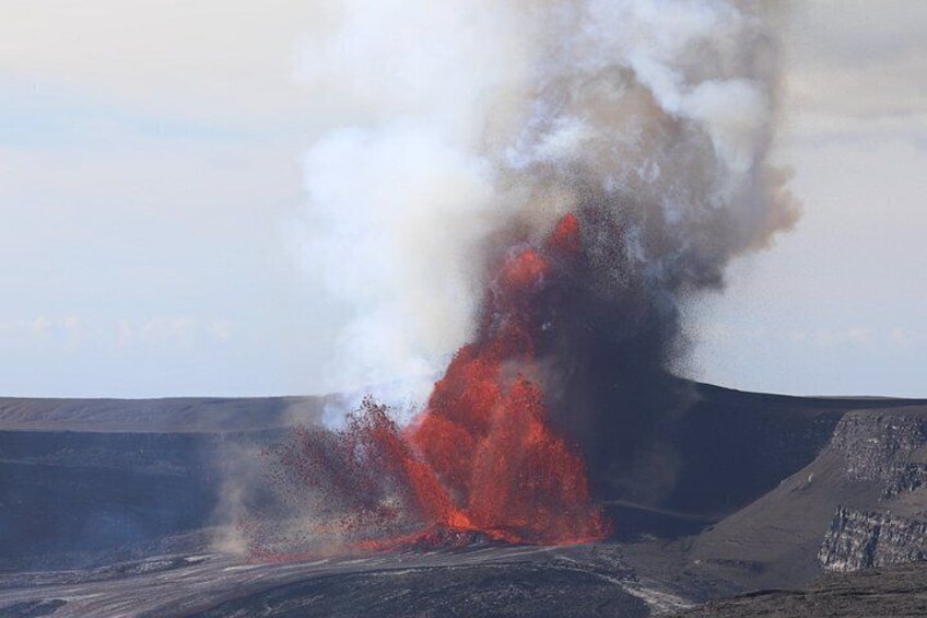 Une éruption volcanique avec de la lave et de la fumée. 1