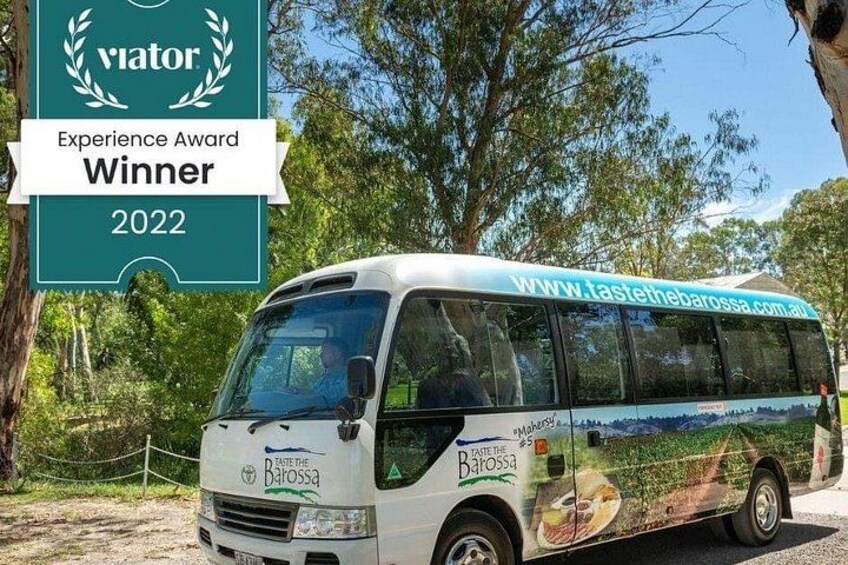 Un autobús con el texto 'Experience Award Winner 2022' y 'www.tastethebarossa.com.au' en su lateral. 2