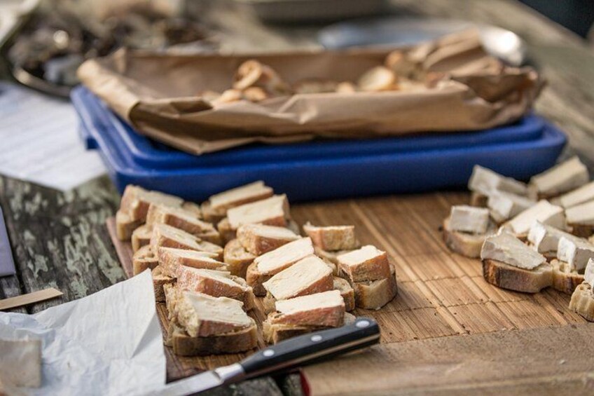 Des tranches de viande sur une planche à découper, un couteau et, au fond, un récipient bleu. 2
