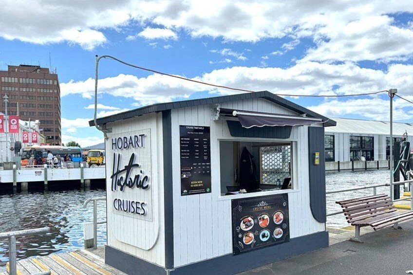 Een kiosk van Hobart Historic Cruises aan het water. 2