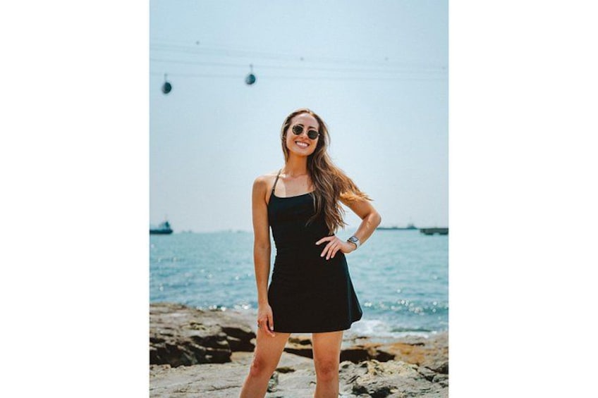 Una persona in piedi su una spiaggia rocciosa, con l'oceano sullo sfondo. 4