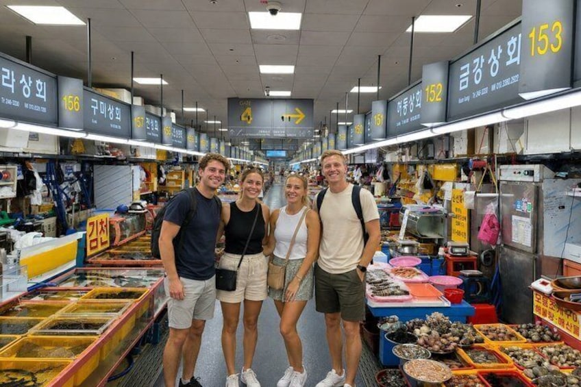 Een markt met diverse kraampjes en borden die verschillende secties aangeven. 4