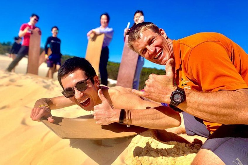 Persone su una spiaggia sabbiosa con cielo sereno. 2