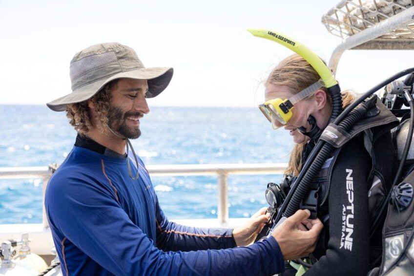 Twee mensen in een boot, één is duikbril aan het uitrusten. 3