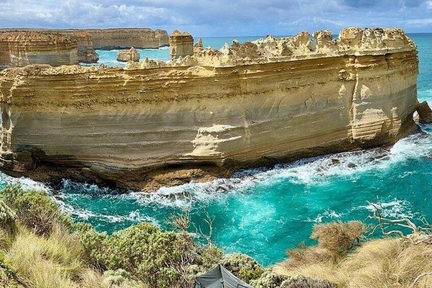 Un gran naufragio en una costa rocosa con aguas turquesas cristalinas. 2