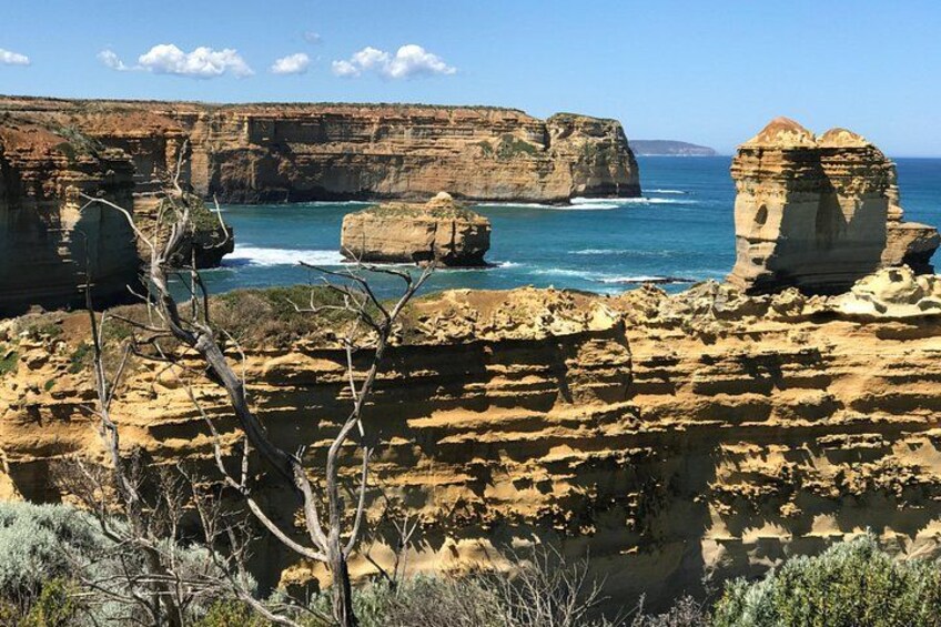 Un paysage côtier caractérisé par des formations rocheuses, des falaises et une mer d’un bleu limpide. 2