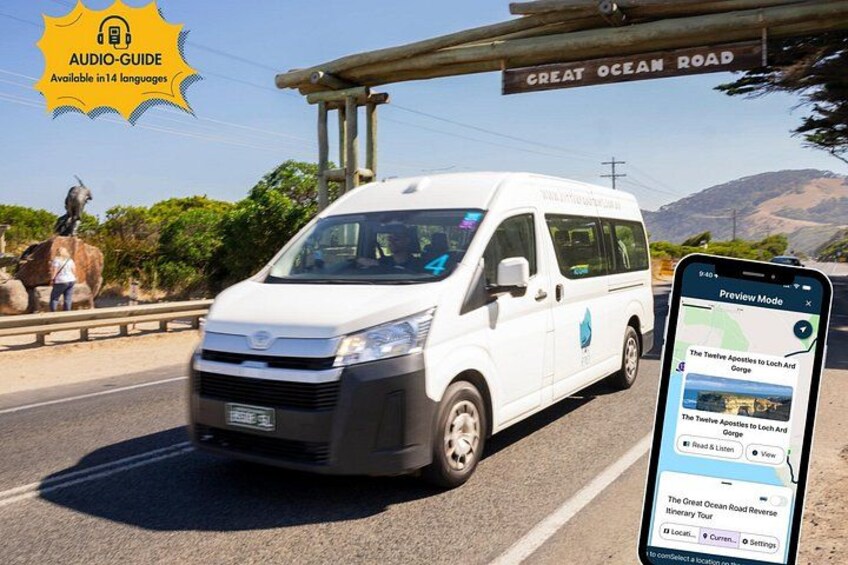 Un fourgon blanc sur la Great Ocean Road, équipé d’une application de guide audio sur un smartphone. 3