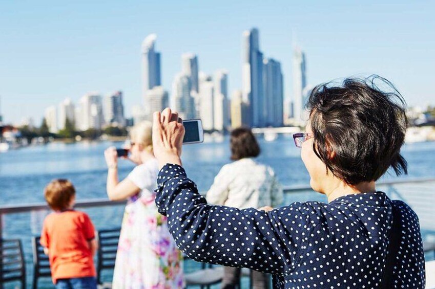Una persona fotografiando un horizonte urbano con rascacielos. 2