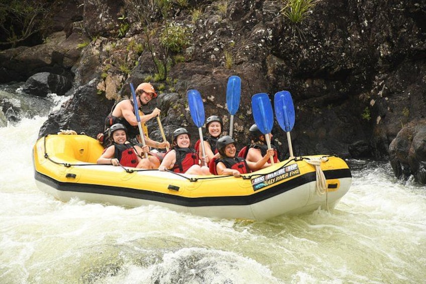 Un groupe de personnes à bord d’un radeau jaune naviguant sur une rivière à courant rapide. 3