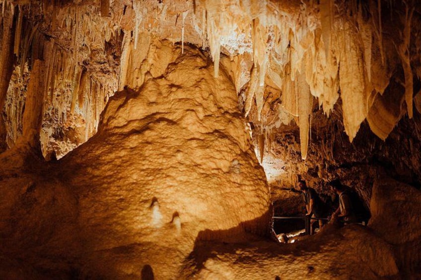Eine Höhle mit Stalaktiten und Stalagmiten. 5