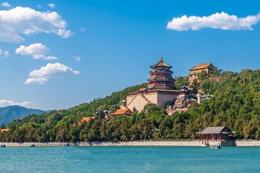 Een traditionele Chinese pagode op een heuvel met uitzicht op een waterpartij. 1