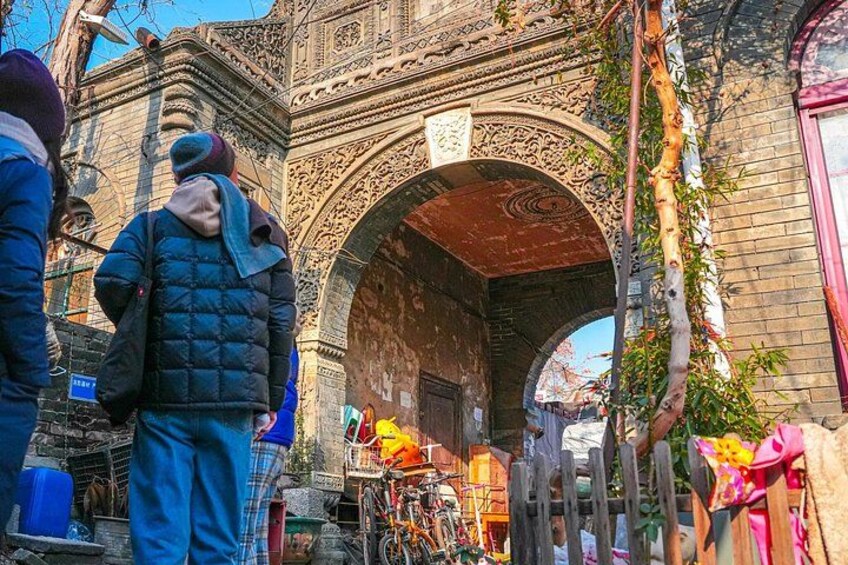 Uncover hidden hutong secrets as you explore historic lanes—learn about stone doorway pillars, color-coded street signs, and how to tell how many families live in each courtyard (and more)! 2
